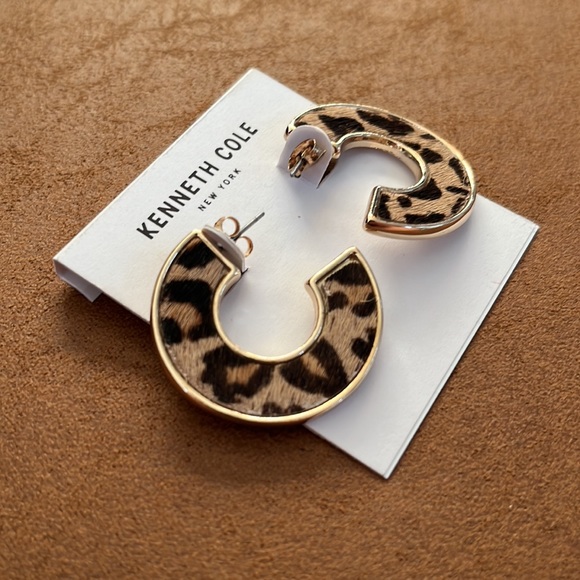 Kenneth Cole leopard and gold flat hoop earrings - Picture 3 of 3